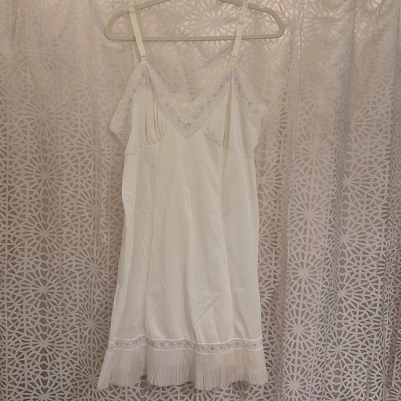 🌸 Vintage 70s White Nylon Slip Dress – Lace Embroidery Chemises